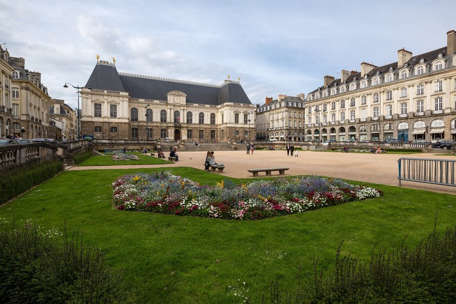 Vue générale de la place du Parlement de Bretagne à Rennes, depuis l'angle sud-ouest