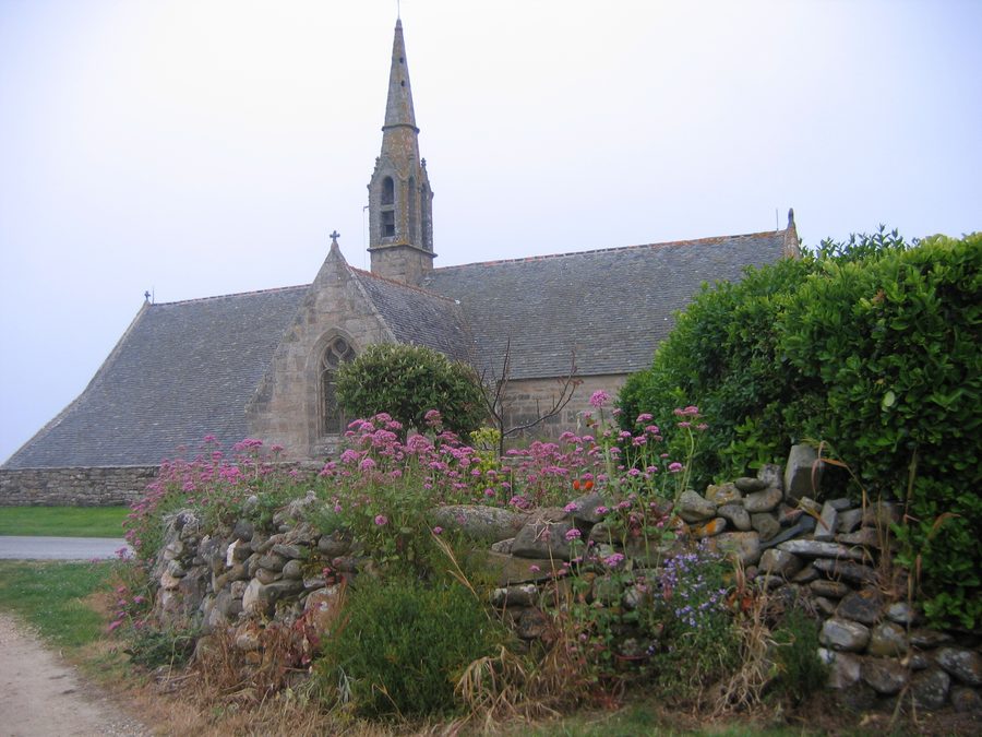 La chapelle Notre-Dame-de-Penhors, son porche et son calvaire à Pouldreuzic
