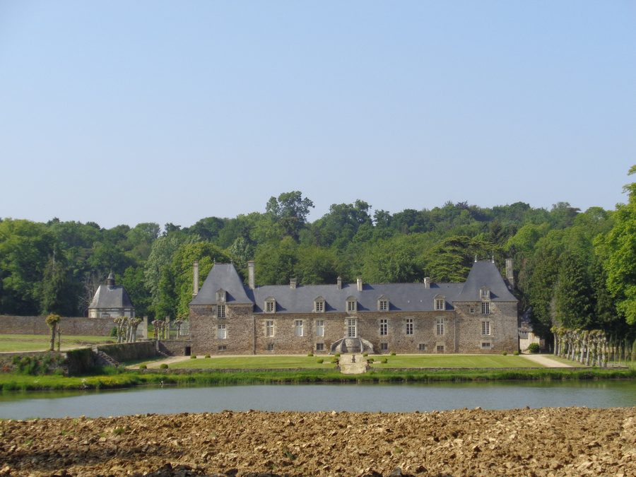 Außenansicht des Château de Plouer, auch Château de la Ville Huchet genannt, in der Bretagne