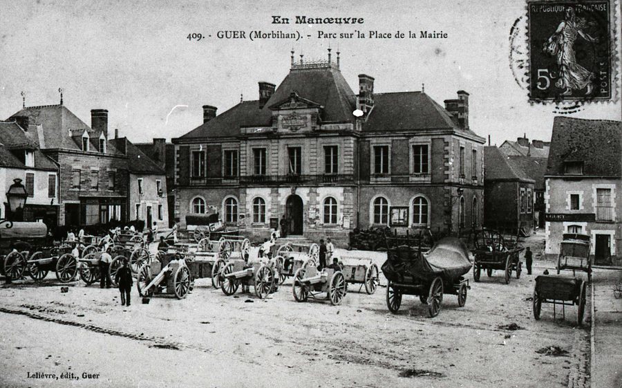 Place de la mairie de Guer lors d'une manœuvre, vers 1912
