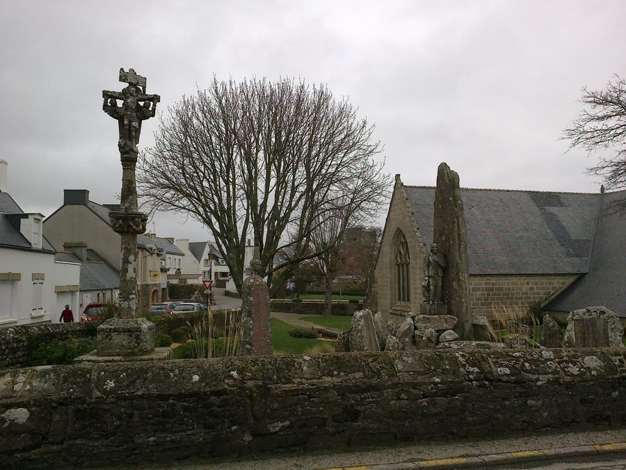 Église, calvaire et menhirs à Plozévet dans le Finistère