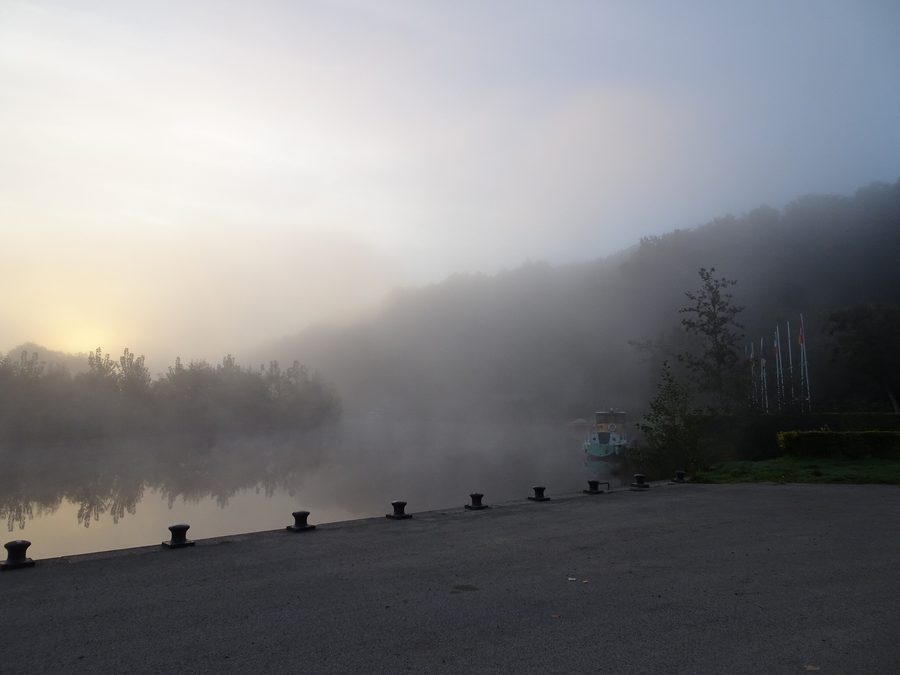 Quai sur le canal de l'Oust à Peillac dans le Morbihan