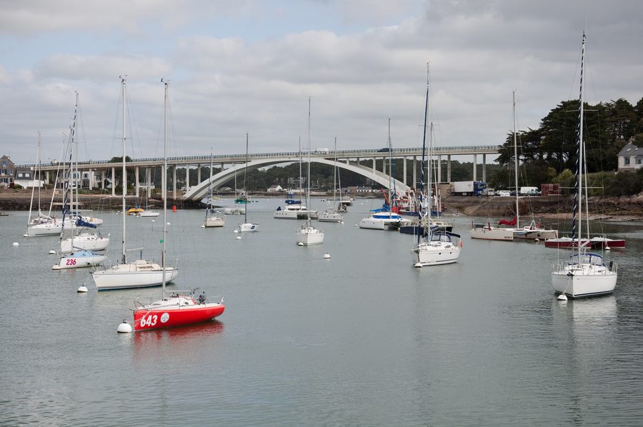 Vertäute Boote bei La Trinité-sur-Mer vor der Kerisper-Brücke