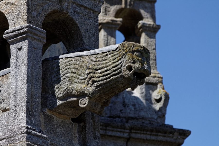 Außenansicht der Kirche Notre-Dame im Pfarrbezirk von Lampaul-Guimiliau