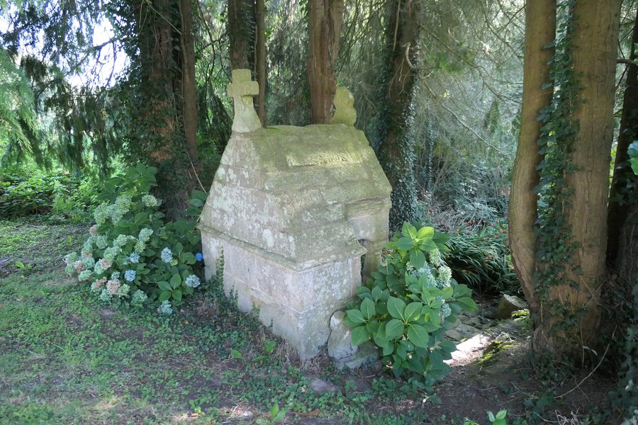Steinerne Fontaine Saint-Servais in Saint-Servant im französischen Département Morbihan