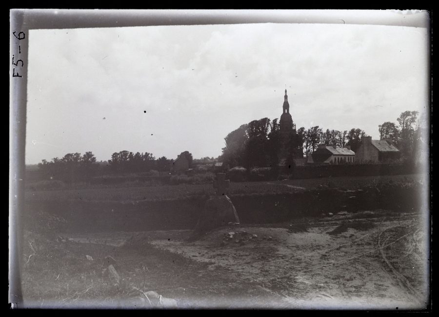 Historische Ansicht einer Kirche und eines prähistorischen Steins am Chemin du Carpont in Lampaul-Ploudalmézeau