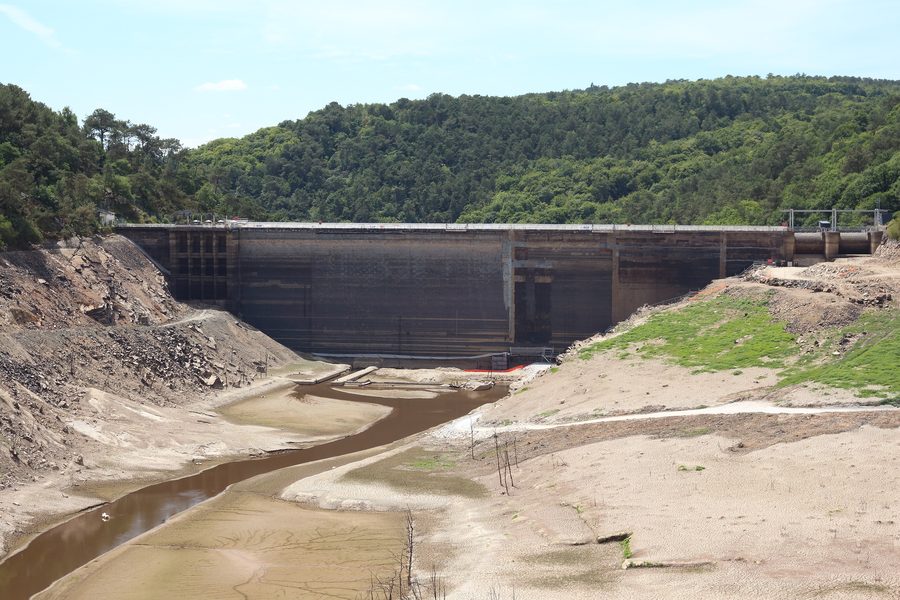 Blick auf die flussaufwärts gelegene Seite des Guerlédan-Staudamms bei Saint-Aignan