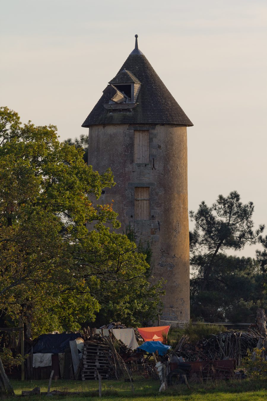 Moulin des Buttes Saint-Julien in Renac, eine historische steinerne Windmühle