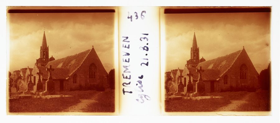 Vue ancienne de l’église Saint-Méen et du calvaire à Tréméven, dans les Côtes-d’Armor