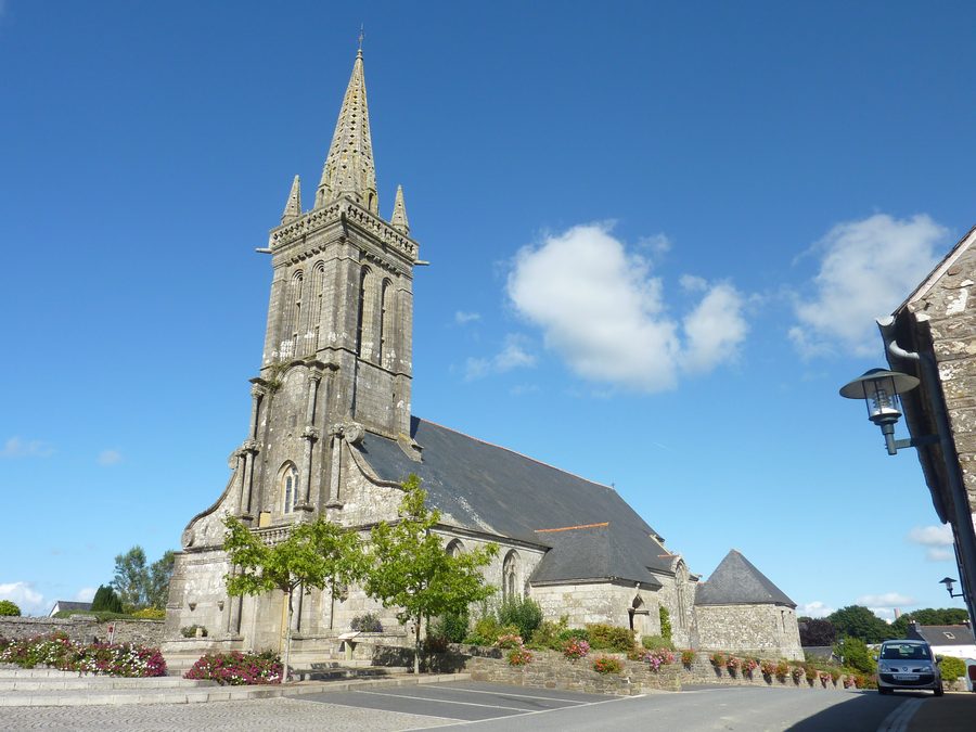 Außenansicht der Pfarrkirche Saint-Pierre-et-Saint-Paul in Poullaouen
