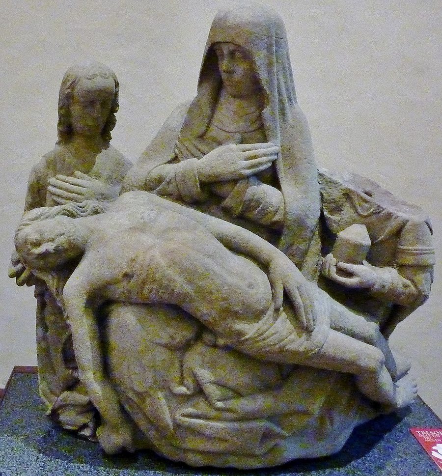 Vierge de pitié am Kalvarienkreuz von Saint-Maodez in Edern