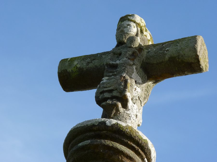 Croix de Wazh Cloz à Buhulien, croix du XVIIe siècle près de Lannion