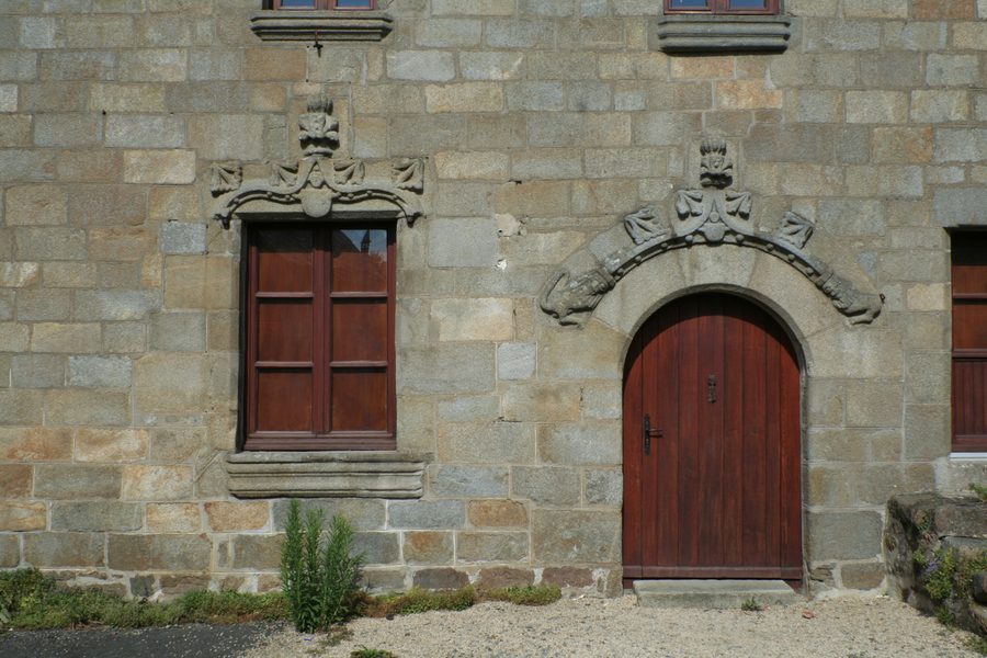 Historische Tür- und Fensterpartie in Tinténiac, Ille-et-Vilaine