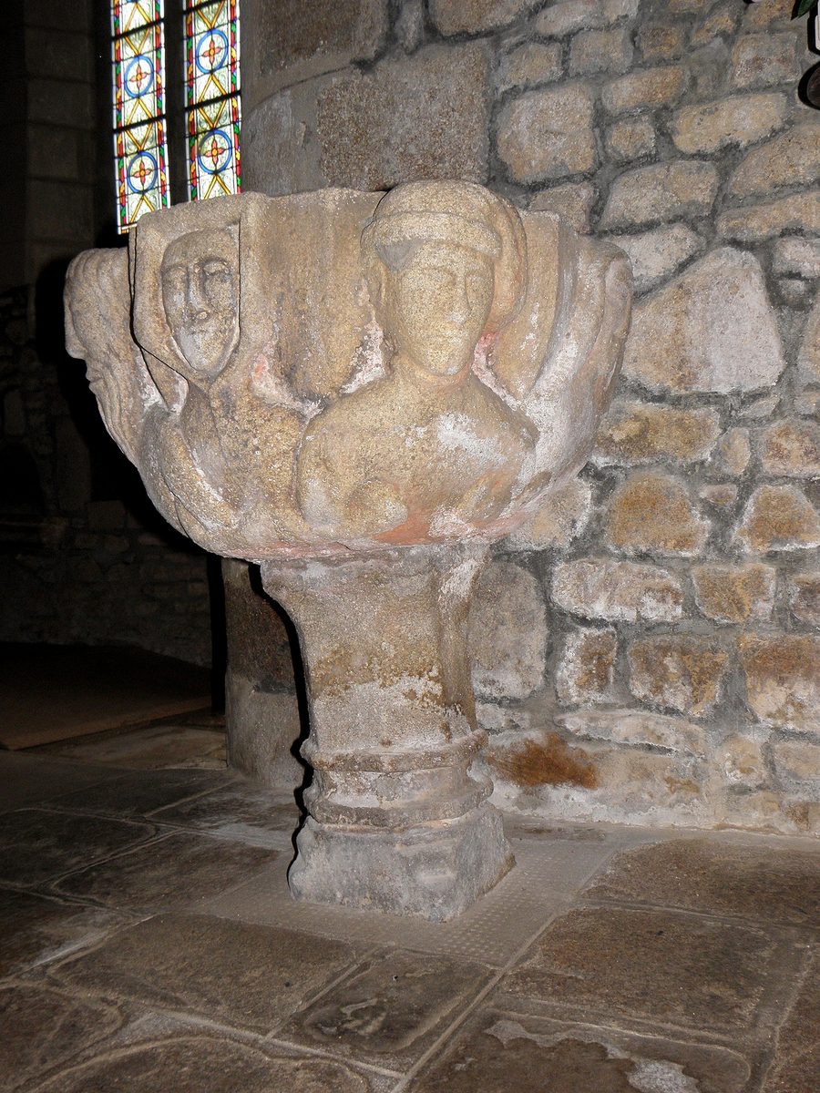 Granit-Weihwasserbecken in der Kirche Saint-Gervais-et-Saint-Protais in Guenroc