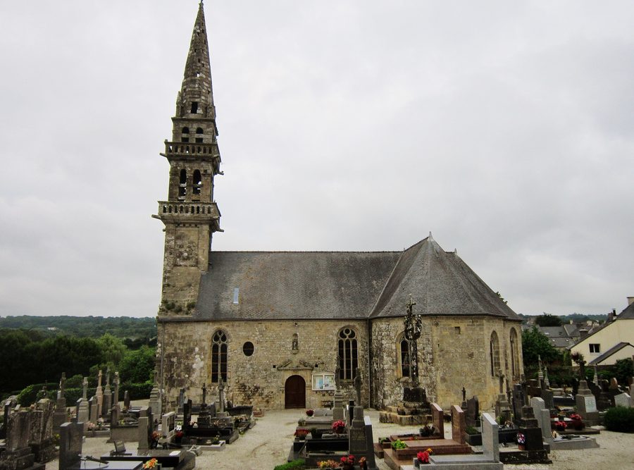 Église paroissiale Saint-Urbain et cimetière de Saint-Urbain dans le Finistère