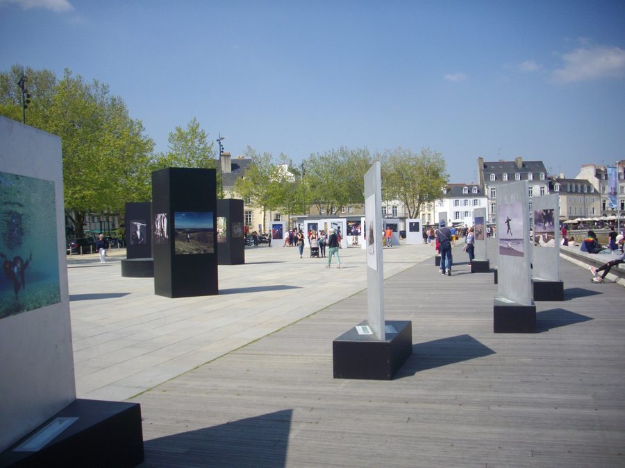 Hafenbereich von Vannes mit Ausstellungsfotografien am Wasser