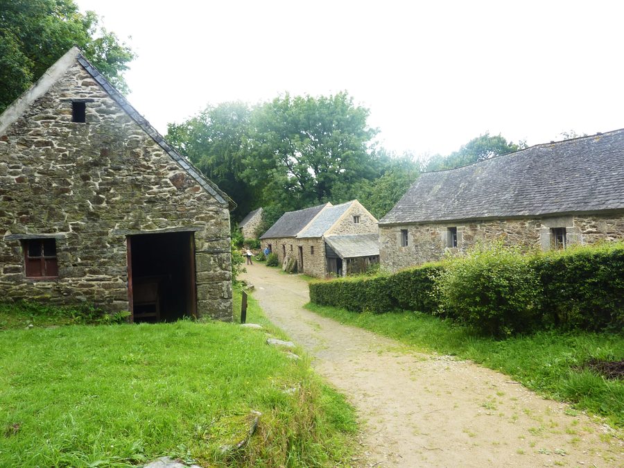 Vue d'ensemble du hameau des Moulins de Kerouat à Commana