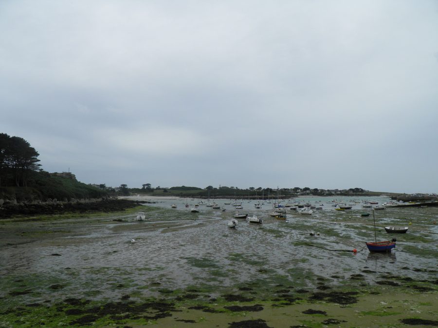 Hafen von Portsall in Ploudalmézeau an der bretonischen Küste