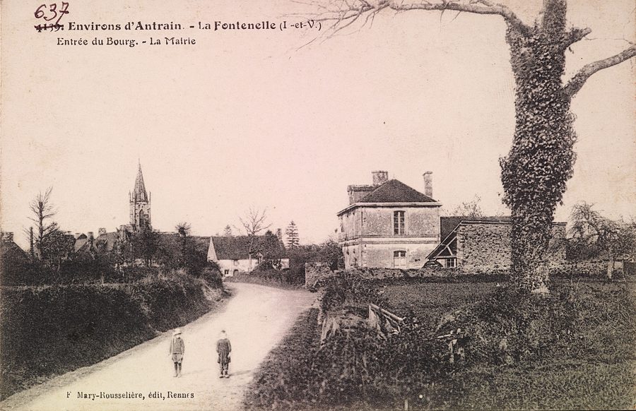 Historischer Ortskern von La Fontenelle mit Rathaus und älteren Gebäuden