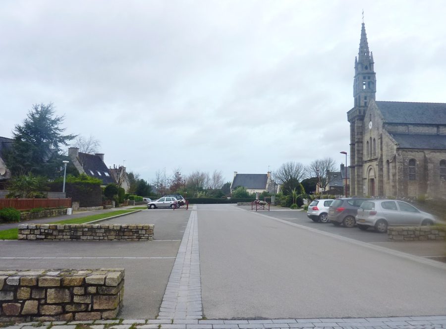 Dorfplatz und Pfarrkirche Saint-Théarnec in Trégarantec