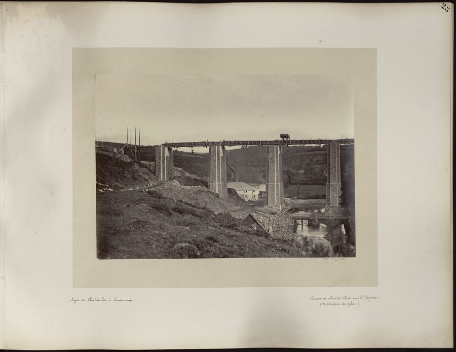 Historische Darstellung des im Bau befindlichen Viadukts von Pont-de-Buis über die Douffine