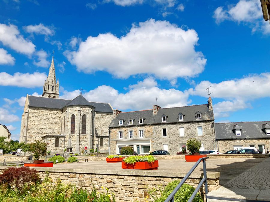 Rathausplatz von Yffiniac mit der Saint-Aubin-Kirche im Hintergrund