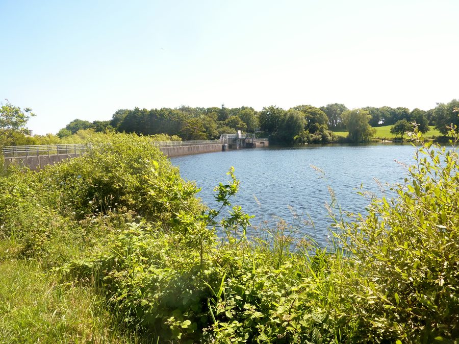 Barrage und Wasserfläche am Moulin-Neuf bei Tréméoc
