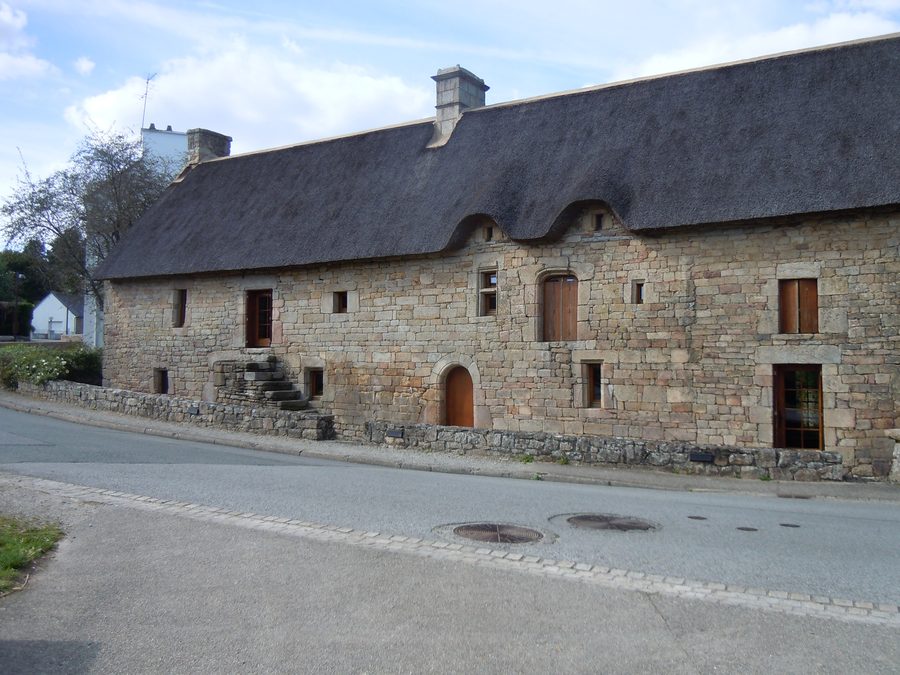 Traditionelles Reetdachhaus Maison J. P. Cardiet auf dem zentralen Platz von Lanvaudan