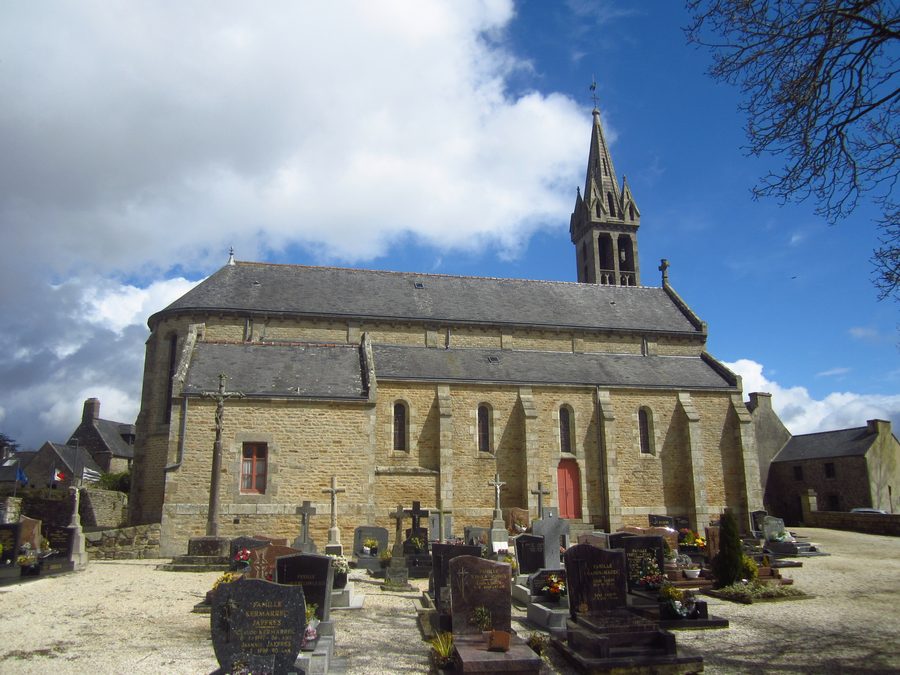 Außenansicht der Kirche Saint-Gouescat in Tréouergat, Finistère