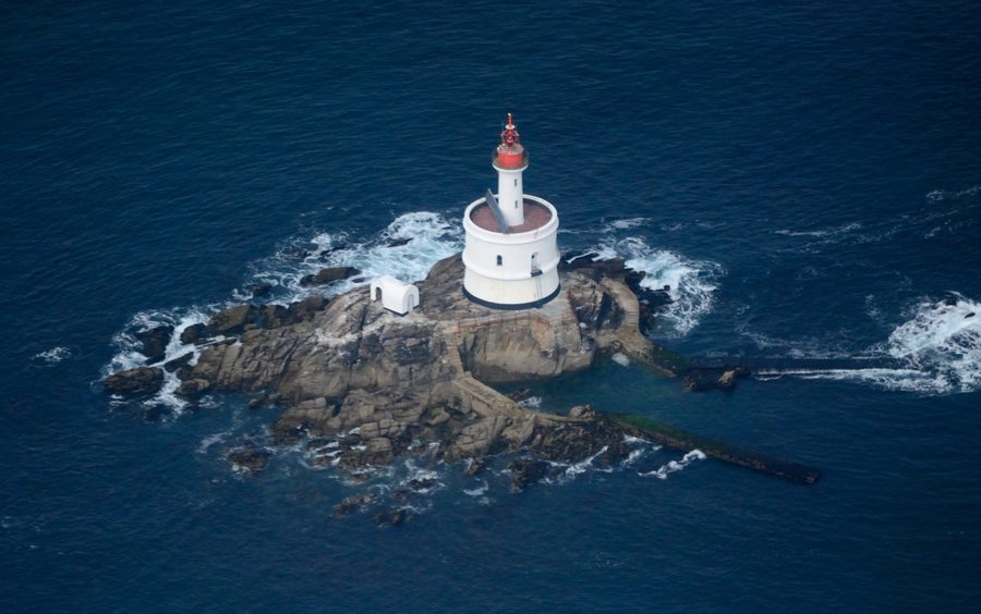 Luftaufnahme des Leuchtturms La Teignouse vor der Küste der Quiberon-Halbinsel