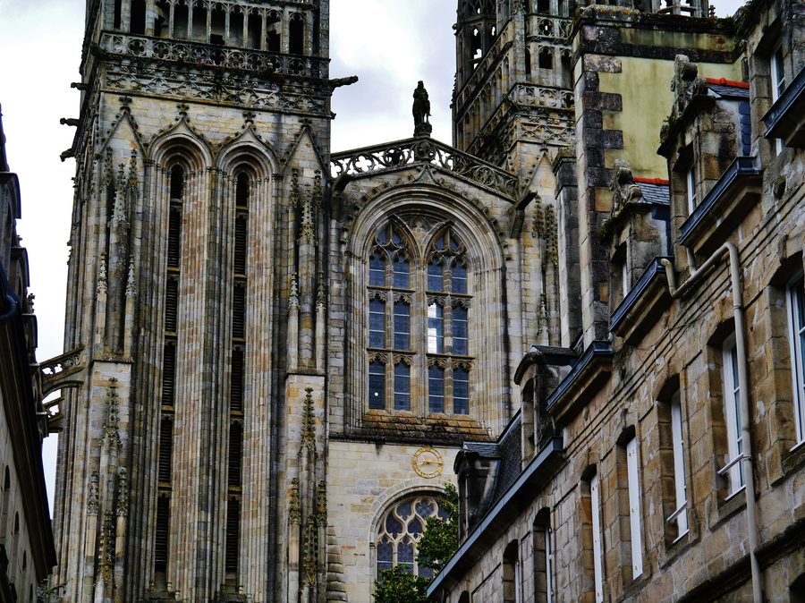 Außenansicht der Kathedrale Saint-Corentin in Quimper