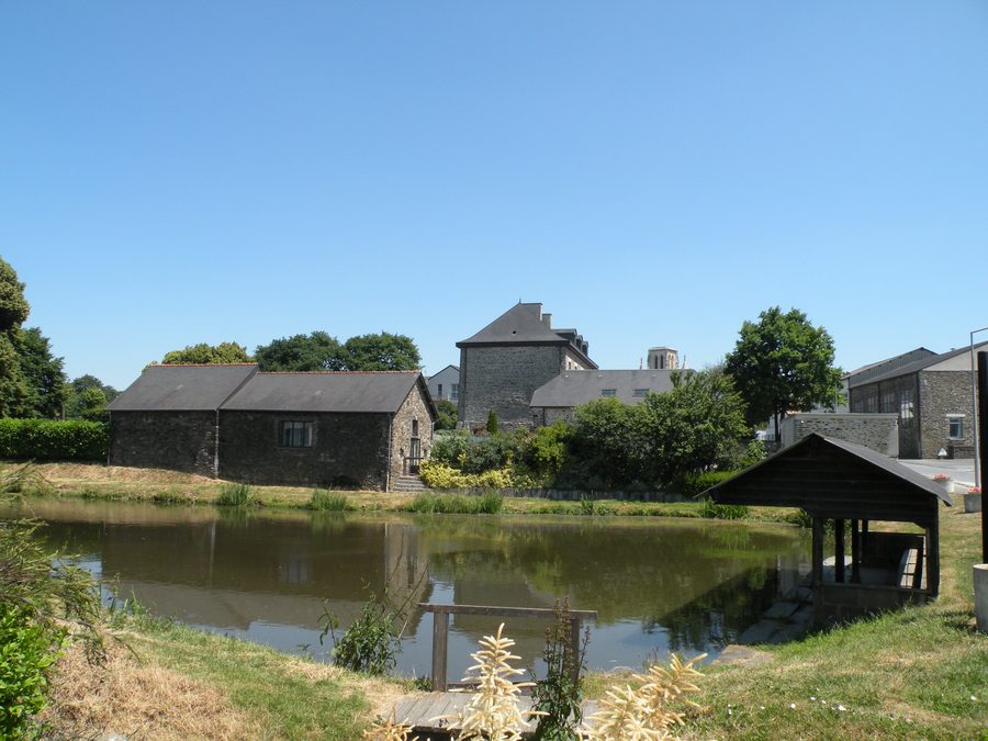 Teich neben dem Rathaus von Domagné im Département Ille-et-Vilaine