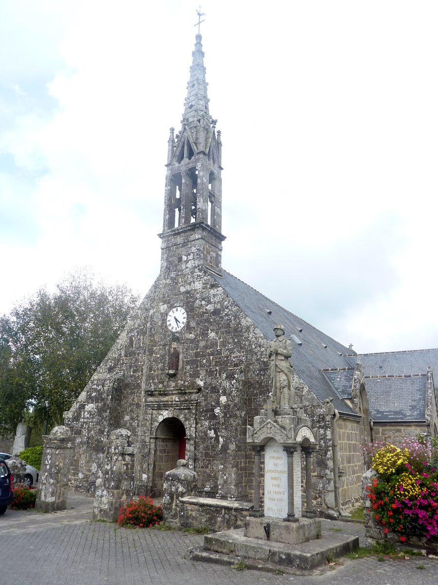 Façade occidentale de l’église paroissiale Saint-Guénolé à Landrévarzec