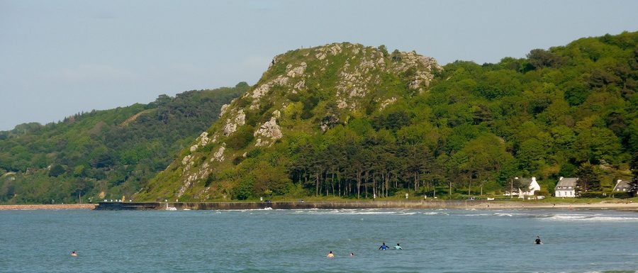 Blick über die Lieue de Grève mit dem Grand Rocher von Saint-Efflam
