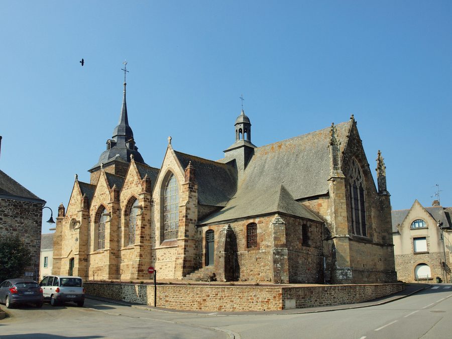 Außenansicht der Pfarrkirche Saint-Patern in Louvigné-de-Bais