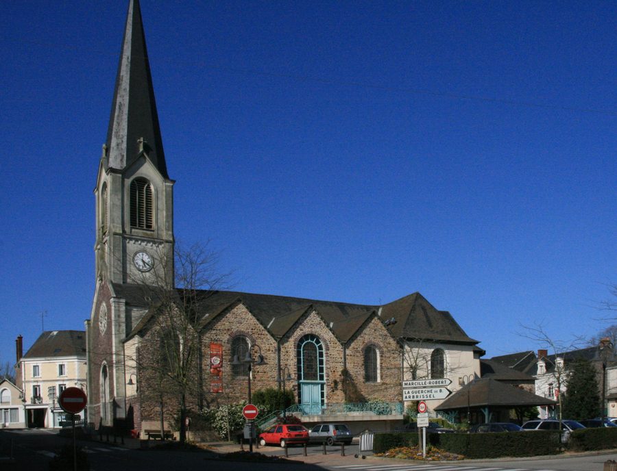 Ortsplatz mit der Kirche Saint-Pierre in Retiers in der Bretagne