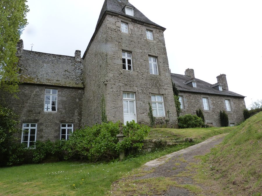 Façade arrière du manoir du Colombier à Hénon, dans les Côtes-d'Armor