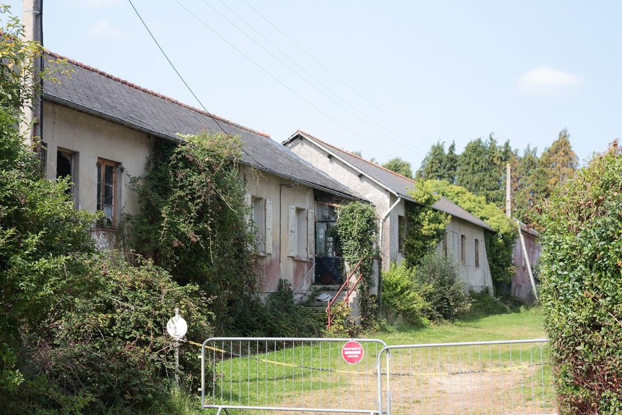 Historische Wohnhäuser am Ort La Mine in Locmaria-Berrien im ländlichen Finistère