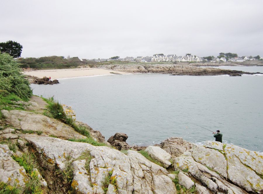 L’anse et la plage du Pérello vues des environs du Vieux Fort à Ploemeur