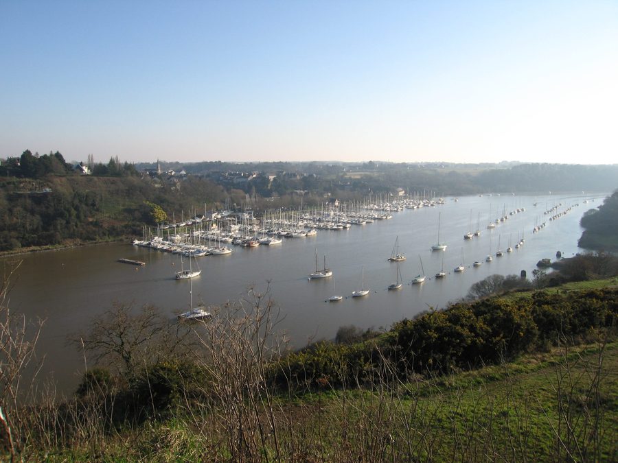 La Roche-Bernard und der Hafen, von der anderen Seite der Vilaine bei Marzan gesehen
