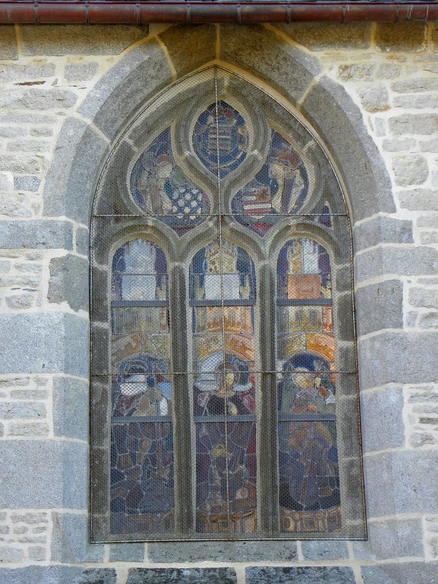 Detailansicht der Église Notre-Dame in Brennilis mit einem Fenster an der Südseite des Chorraums