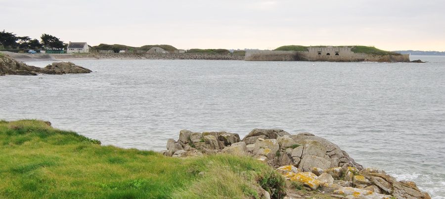 Die Pointe und das Fort de Porh Puns in Gâvres, von der Umgebung der Fontaine Saint-Gildas aus gesehen