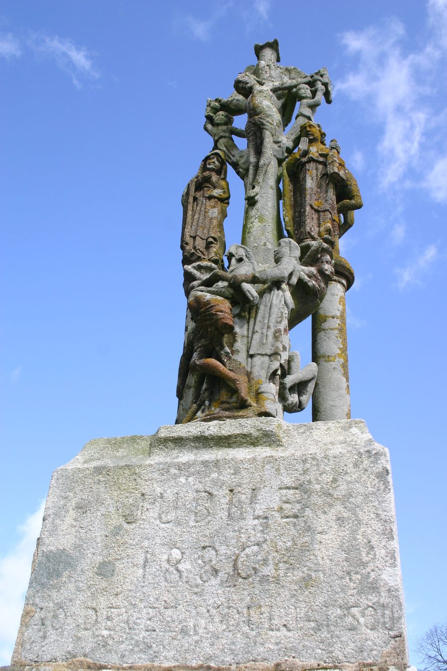 Calvaire im Ortskern von Mellac in der Bretagne