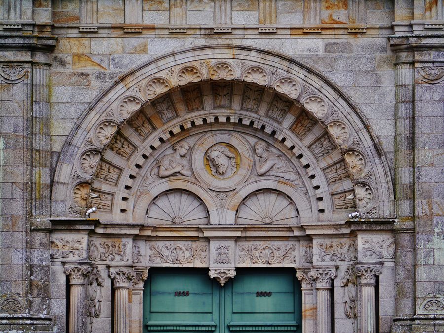 Außenansicht des Portals der Basilika Sainte-Anne in Sainte-Anne-d'Auray