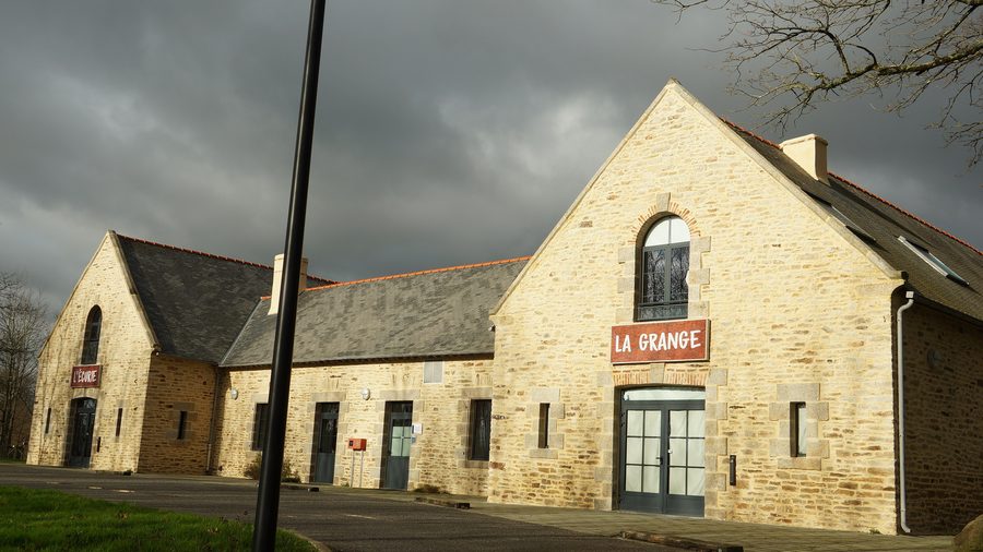 Vorderfassade der Ferme de Coueslé in Allaire