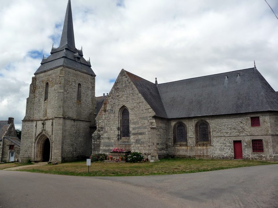 Vue d'ensemble de la Chapelle Notre-Dame-de-Carmès et de sa fontaine à Carmès, Neulliac