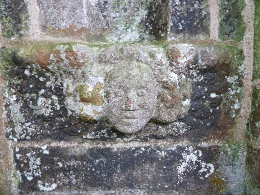 Fontaine Saint-Maur in Calanhel, ein historischer Brunnen in den Côtes-d’Armor