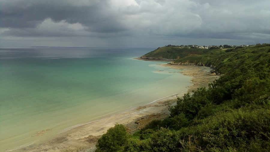 La plage de Port-Jéhan et la pointe de Pordic, Côtes-d’Armor, France.