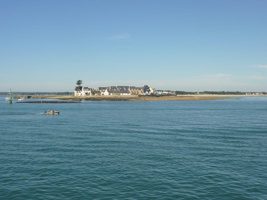 Vue de l’Île-Tudy depuis le port de Loctudy, avec l’estuaire de la rivière de Pont-l’Abbé au premier plan