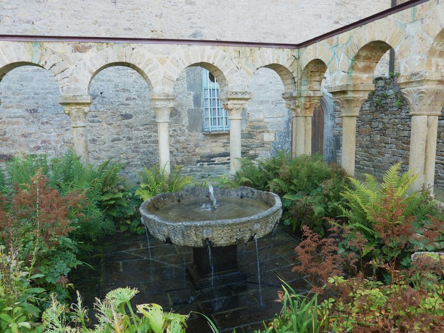 Abbaye de Daoulas : le cloître et la vasque